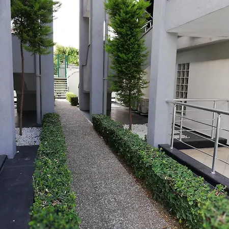 Side Garden Apartment *