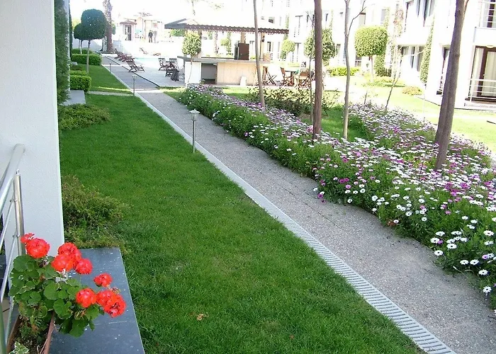 Side Garden Apartment *